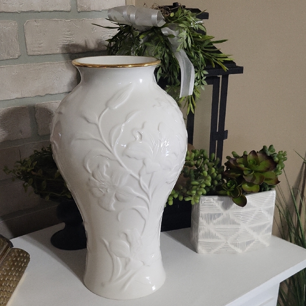 12 Inch Waterford Ivory Vase with 24 Curat Gold Trim.